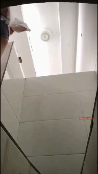 盗撮カメラが捉えた！屋外トイレの無防備な放尿 のスクリーンショット 5