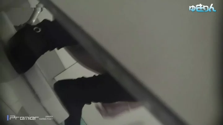 まさかの展開！トイレで起きた一部始終を激写！ のスクリーンショット 1