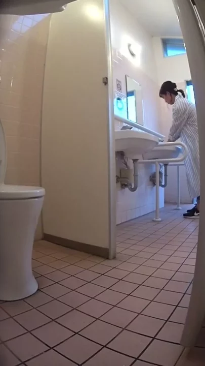 公衆トイレで大胆ハプニング！宇垣アナ似の美女が… のスクリーンショット 1
