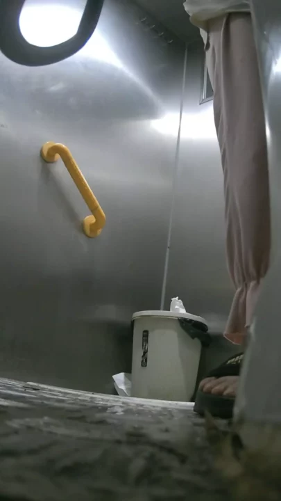 大学トイレ盗撮25：清楚系女子大生を隠し撮り のスクリーンショット 2