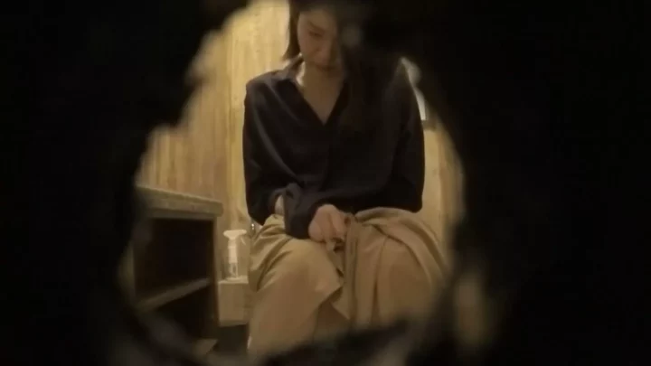 ホテル隠し撮り！トイレで繰り広げられる秘密の快感 のスクリーンショット 6