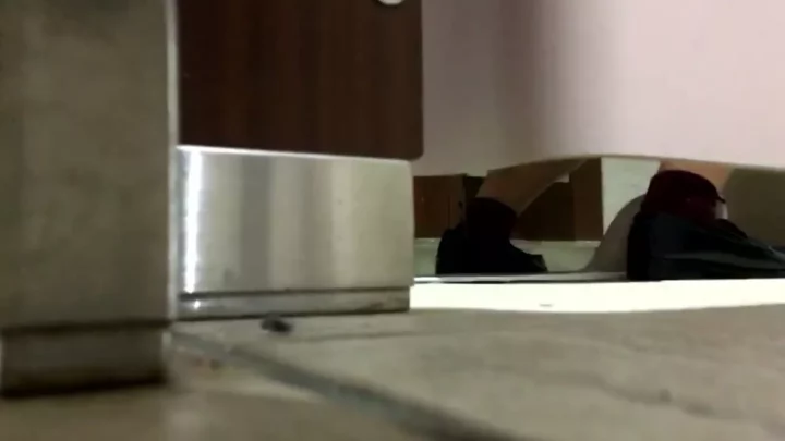 和式トイレ盗撮！緊迫の接写アングルで覗き見 のスクリーンショット 2