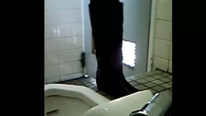 公衆トイレで盗撮！夏限定の衝撃個人撮影 のスクリーンショット 10