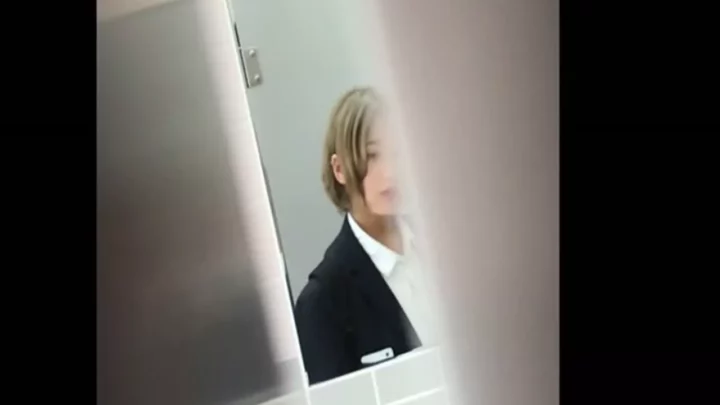 覗き見の悦楽！魅惑のトイレ盗撮スペシャル のスクリーンショット 10