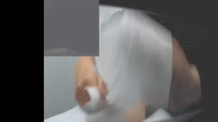 トイレで盗撮された女性たちの生々しい排泄シーン のスクリーンショット 2