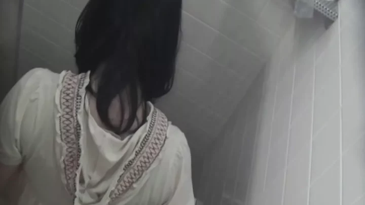 トイレで盗撮された女性たちの生々しい排泄シーン のスクリーンショット 14