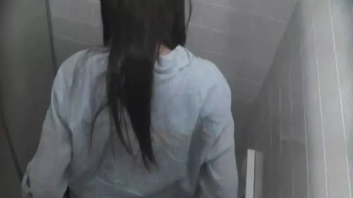 トイレで盗撮された女性たちの生々しい排泄シーン のスクリーンショット 18