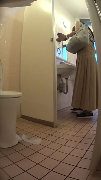 公衆トイレで大胆ハプニング！宇垣アナ似の美女が… のスクリーンショット 2
