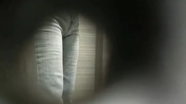 中国のトイレで盗撮！美女たちが無防備な瞬間 のスクリーンショット 2