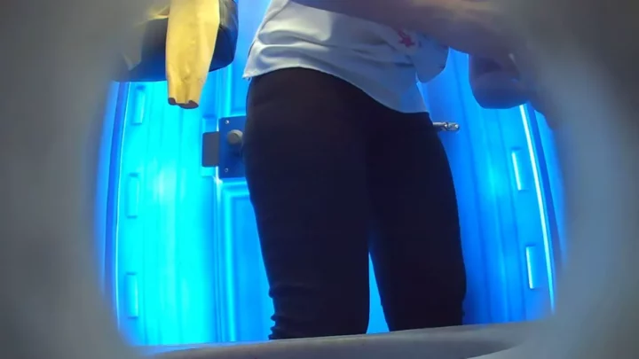 【盗撮】真夏のビーチトイレで密着隠し撮り！ のスクリーンショット 7