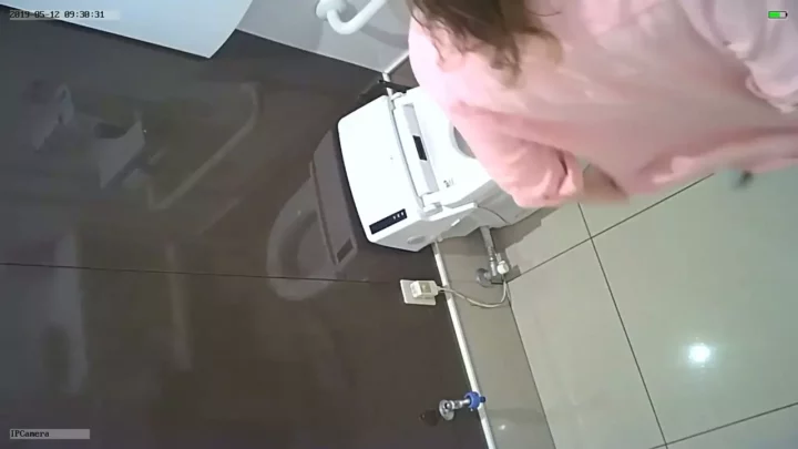 公衆トイレで盗撮！夏限定の衝撃個人撮影 のスクリーンショット 3