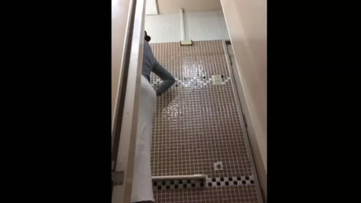 公衆トイレで盗撮！夏限定の衝撃個人撮影 のスクリーンショット 11
