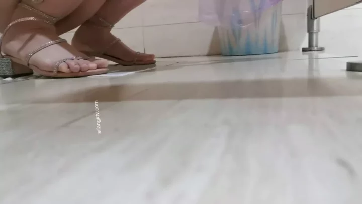 中国の隠しカメラ！トイレで盗撮された女性たち のスクリーンショット 11