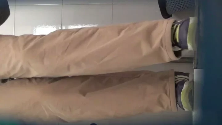 【衝撃】中国駅構内トイレ、盗撮の実態！ のスクリーンショット 3
