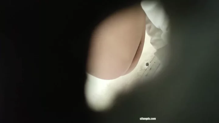 長身美脚美女がトイレで魅せる秘密のひととき