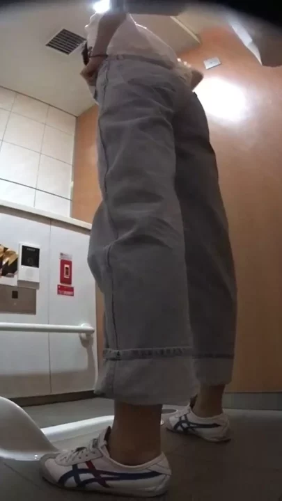 トイレの秘密に密着！魅惑のヒップを覗き見 のスクリーンショット 3