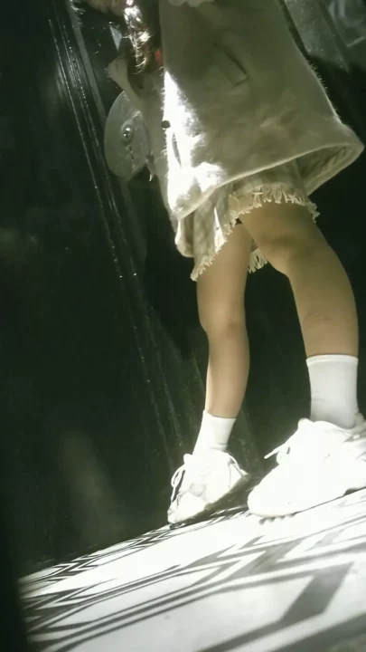 KTVトイレで魅せる、艶めかしい裸の誘惑