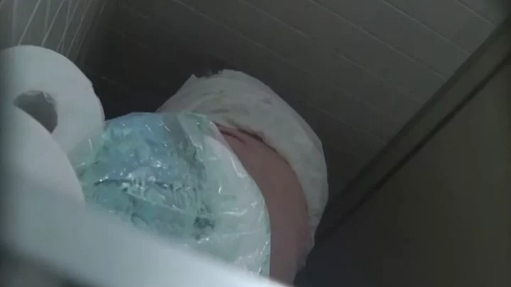 トイレで盗撮された女性たちの生々しい排泄シーン のスクリーンショット 15