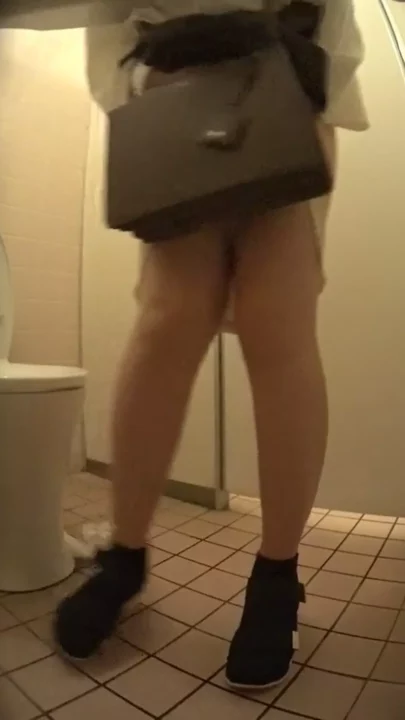 公衆トイレで大胆ハプニング！宇垣アナ似の美女が… のスクリーンショット 3