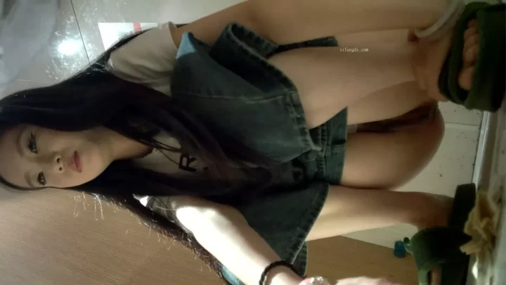 無毛美少女が嘔吐する隠し撮り秘蔵映像！
