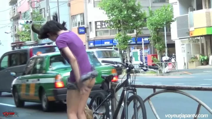 換気扇の下で魅せる！絶妙アングル放尿ショー のスクリーンショット 12