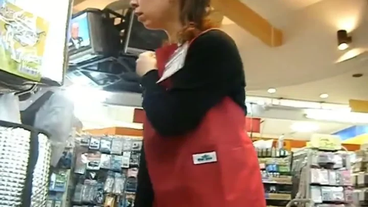 山奥の公衆トイレに隠されたカメラが捉えた人妻の秘密 のスクリーンショット 16