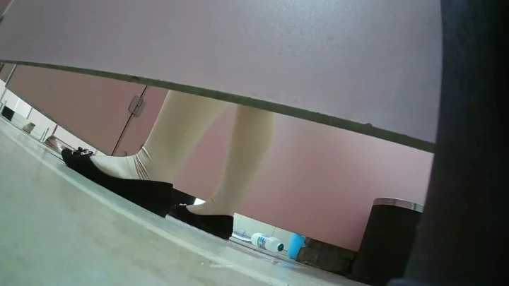 【4K】中国トイレ盗撮！清楚系美女の決定的瞬間 のスクリーンショット 4