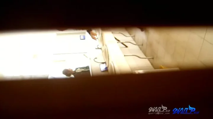 中国の隠しカメラ！トイレで盗撮された女性たち のスクリーンショット 8