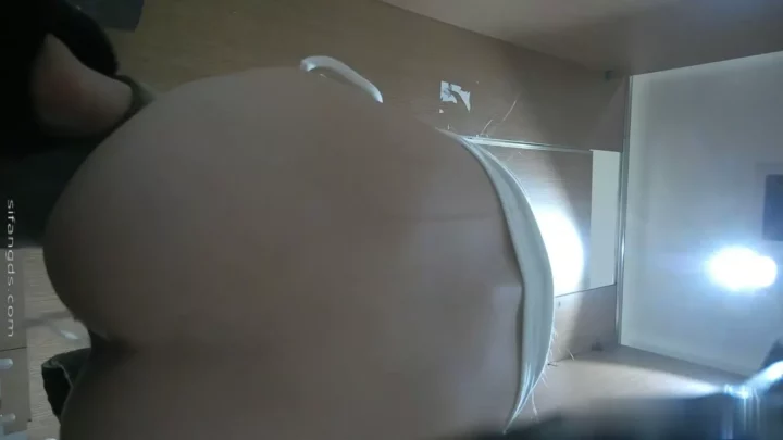 中国のトイレで決定的瞬間！盗撮カメラが捉えた衝撃の光景 のスクリーンショット 4
