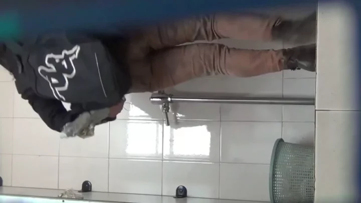 【衝撃】中国駅構内トイレ、盗撮の実態！ のスクリーンショット 4