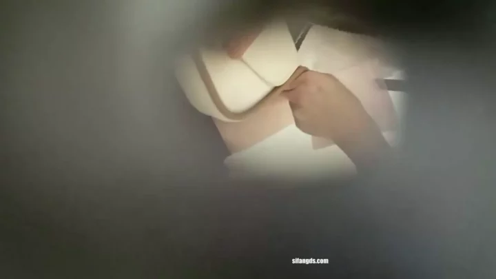 長身美脚美女がトイレで魅せる秘密のひととき のスクリーンショット 4