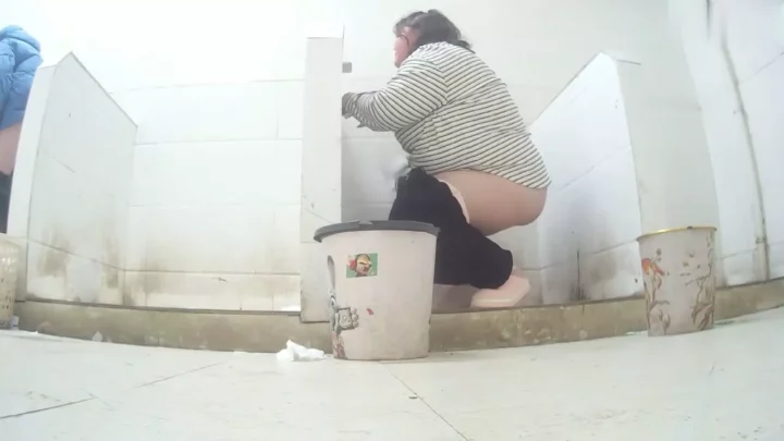 衝撃！中国トイレ盗撮映像集：隠しカメラが捉えた決定的瞬間 のスクリーンショット 4