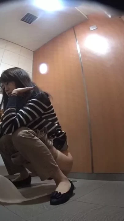 トイレの秘密に密着！魅惑のヒップを覗き見 のスクリーンショット 4
