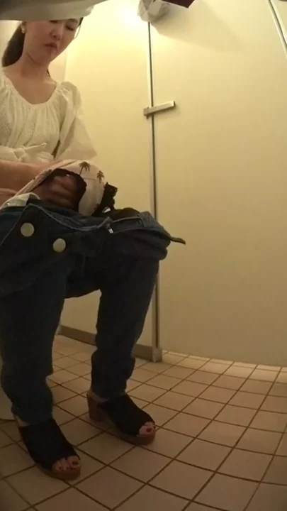 公衆トイレで大胆ハプニング！宇垣アナ似の美女が… のスクリーンショット 4