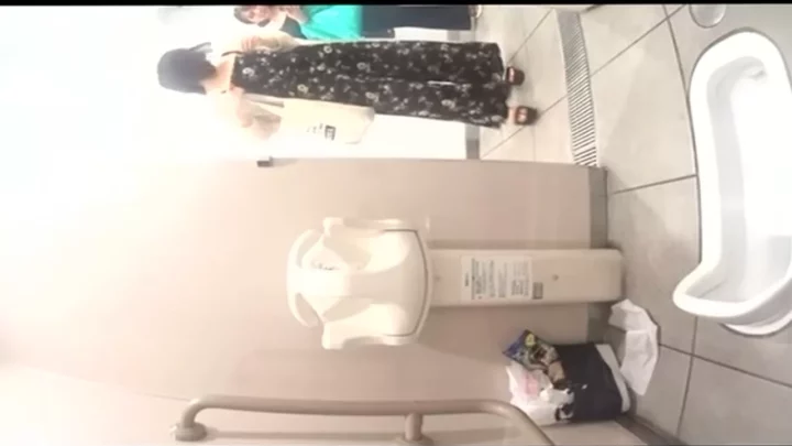 可愛い子たちのプライベートを激撮！密着トイレ盗撮 のスクリーンショット 1
