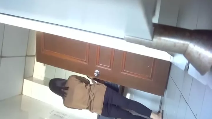 【盗撮】清楚な彼女が満面の笑顔でピース練習！ のスクリーンショット 5