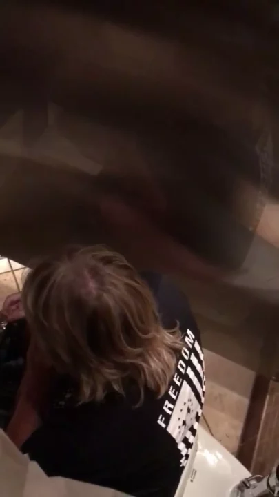 デパートのトイレでまさかの放尿！隠し撮りされた素人女子の決定的瞬間 のスクリーンショット 5