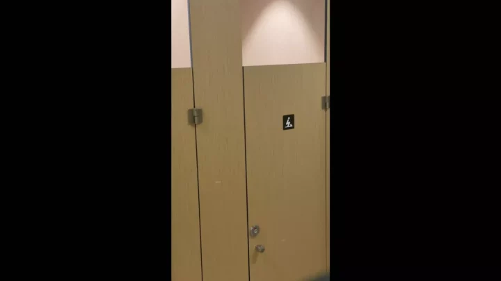 【盗撮】中国の公共トイレで隠しカメラが捉えた衝撃の瞬間 のスクリーンショット 5