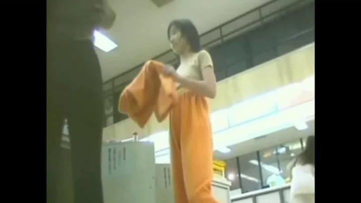 ギャップ萌え！無邪気な笑顔が光る盗撮バスタイム のスクリーンショット 1