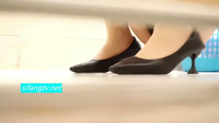 民航学院の現役女子大生！トイレで魅せる純白の下着 のスクリーンショット 1