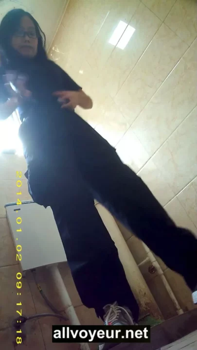 女子大の公衆トイレで盗撮！華麗なる中国美女の秘密 のスクリーンショット 1