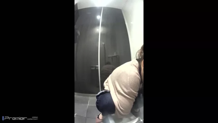 隠し撮り！トイレで魅せる清楚系美女の秘蜜 のスクリーンショット 9