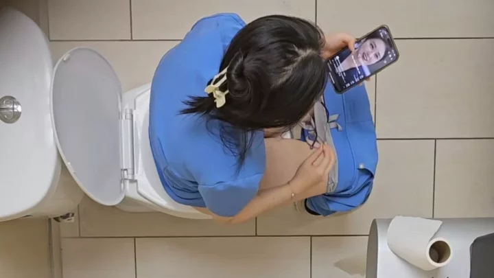 米国公衆トイレで白衣の天使が魅せる衝撃の隠し撮り のスクリーンショット 1