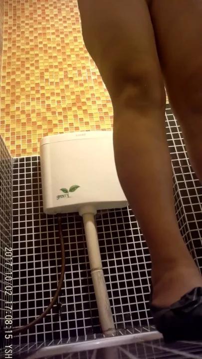 隠し撮り！バーのトイレで密室の秘め事を覗き見 のスクリーンショット 1