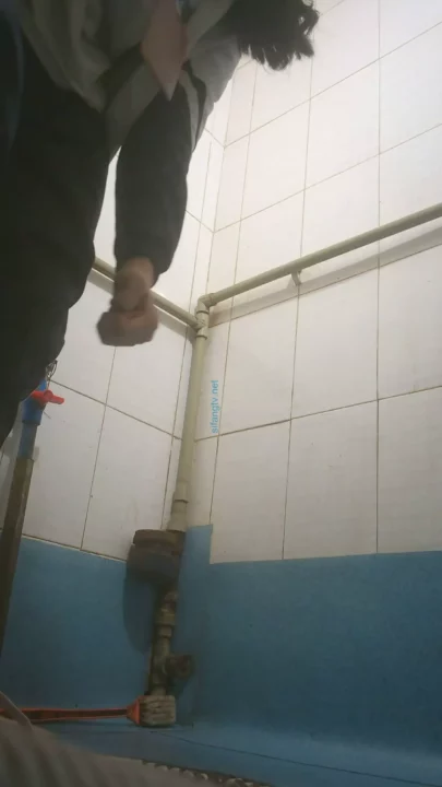 監視トイレ隠し撮り！ベトナム航空学校の美少女たち のスクリーンショット 1