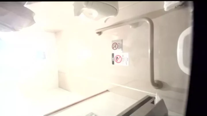 可愛い子たちのプライベートを激撮！密着トイレ盗撮 のスクリーンショット 2