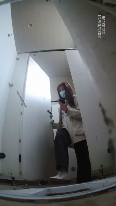 デパートのトイレでまさかの放尿！隠し撮りされた素人女子の決定的瞬間 のスクリーンショット 2