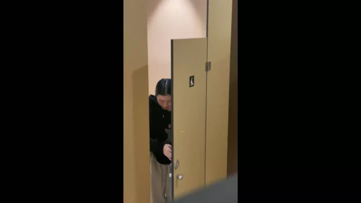 【盗撮】中国の公共トイレで隠しカメラが捉えた衝撃の瞬間 のスクリーンショット 6