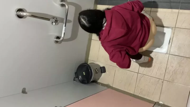 大胆不敵！中国の女子トイレ盗撮、ハプニング映像 のスクリーンショット 10