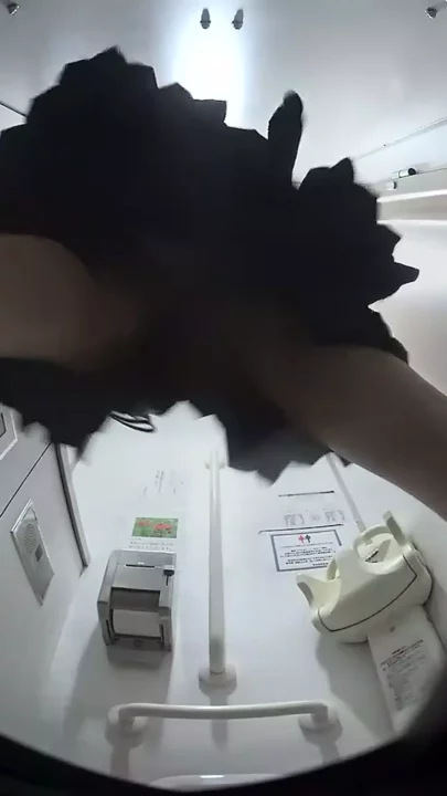 現役痴女の駅トイレ巡り！前後カメラで決定的瞬間を激撮 のスクリーンショット 2